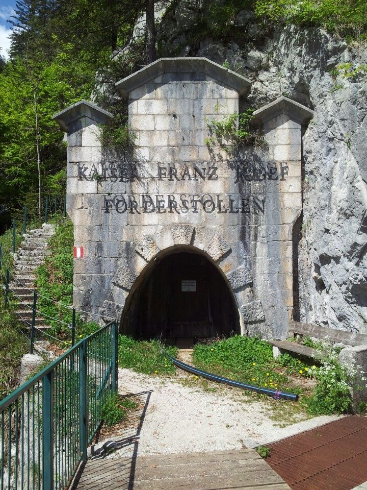 https://mdw-travel-data-us-east-1.s3.amazonaws.com/img/country/Austria/Salzwelten-Hallstatt/img_02.jpg