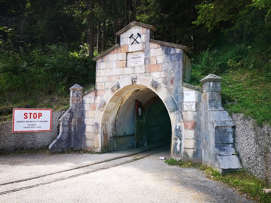 https://mdw-travel-data-us-east-1.s3.amazonaws.com/img/country/Austria/Salzwelten-Hallstatt/img_03.jpg