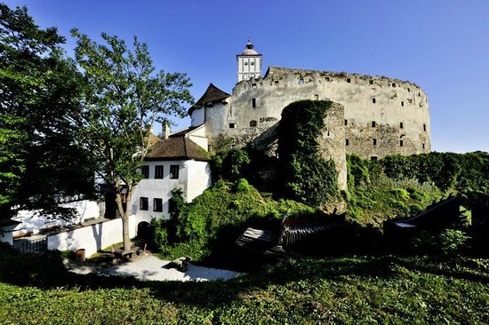 https://mdw-travel-data-us-east-1.s3.amazonaws.com/img/country/Austria/Schallaburg-Castle/img_03.jpg