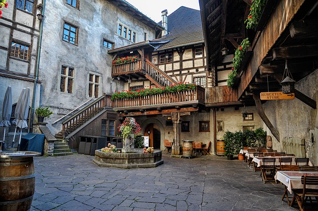 https://mdw-travel-data-us-east-1.s3.amazonaws.com/img/country/Austria/Schattenburg-Castle/img_02.jpg