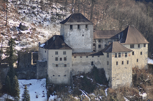 https://mdw-travel-data-us-east-1.s3.amazonaws.com/img/country/Austria/Schattenburg-Castle/img_03.jpg