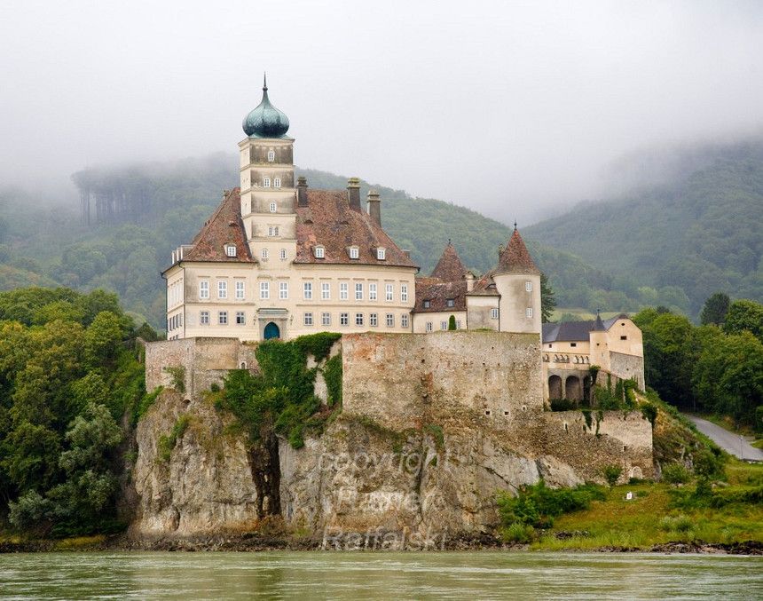 https://mdw-travel-data-us-east-1.s3.amazonaws.com/img/country/Austria/Schloss-Aggsbach/img_01.jpg