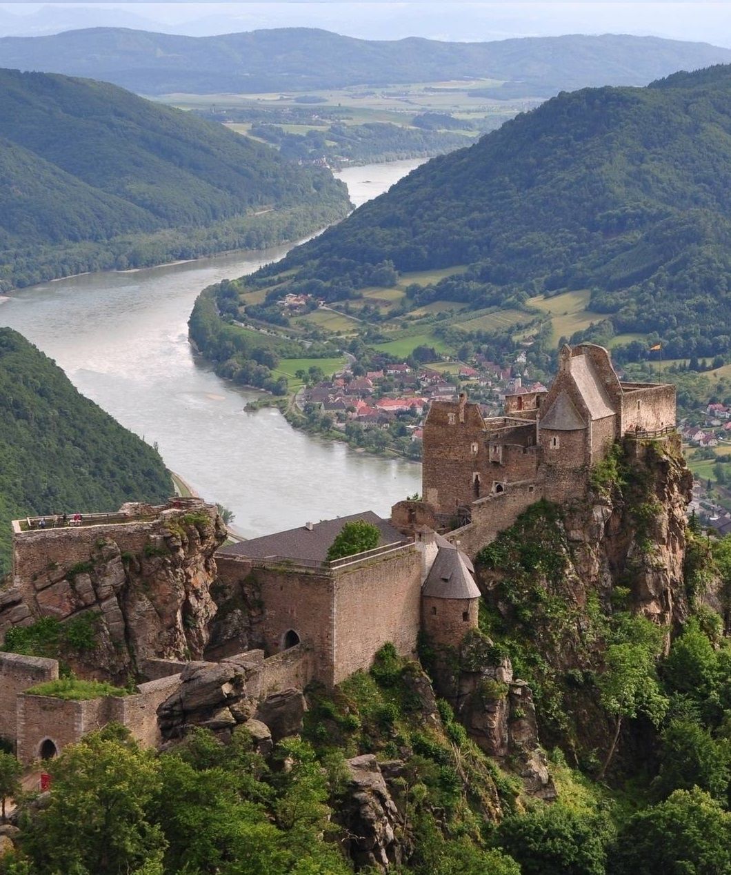 https://mdw-travel-data-us-east-1.s3.amazonaws.com/img/country/Austria/Schloss-Aggsbach/img_03.jpg