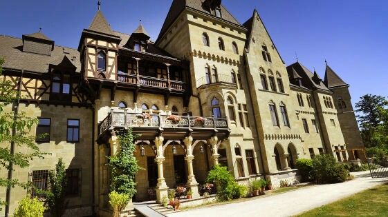 https://mdw-travel-data-us-east-1.s3.amazonaws.com/img/country/Austria/Schloss-Cumberland/img_00.jpg