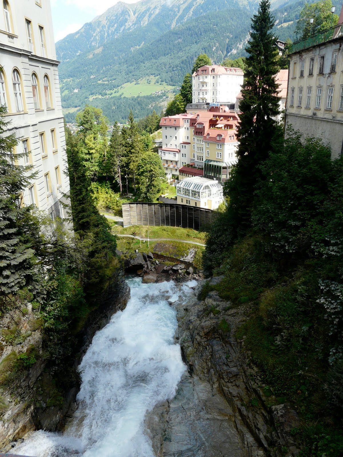 https://mdw-travel-data-us-east-1.s3.amazonaws.com/img/country/Austria/Schloss-Gastein/img_03.jpg