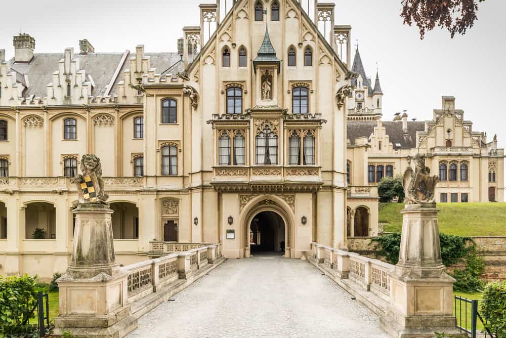 https://mdw-travel-data-us-east-1.s3.amazonaws.com/img/country/Austria/Schloss-Grafenegg/img_01.jpg