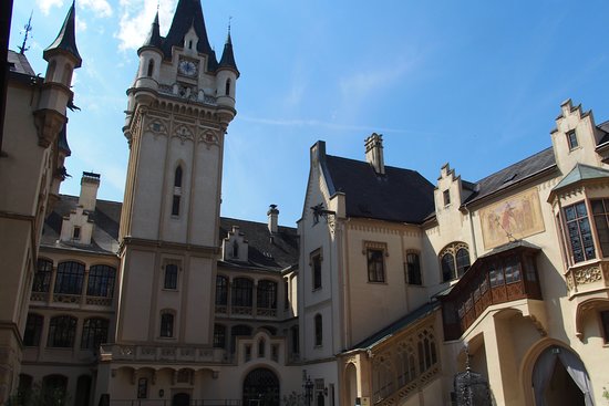 https://mdw-travel-data-us-east-1.s3.amazonaws.com/img/country/Austria/Schloss-Grafenegg/img_02.jpg