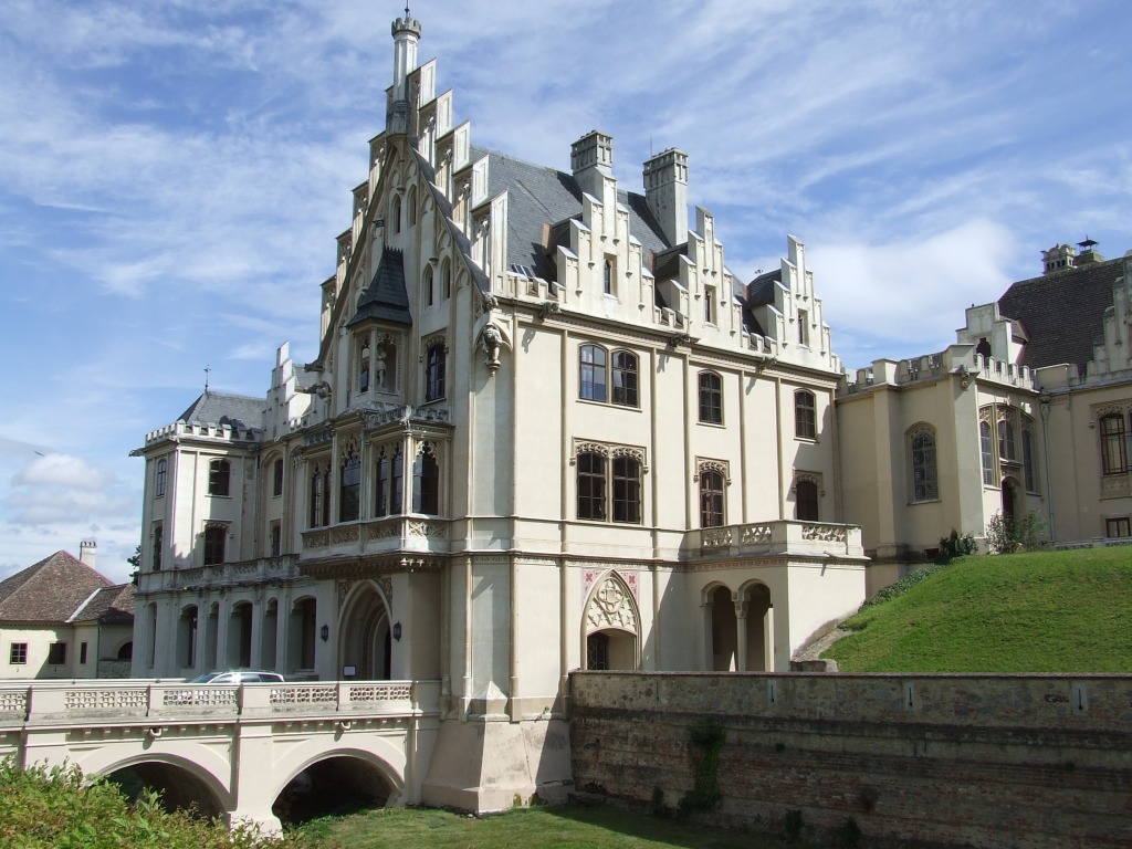 https://mdw-travel-data-us-east-1.s3.amazonaws.com/img/country/Austria/Schloss-Grafenegg/img_04.jpg