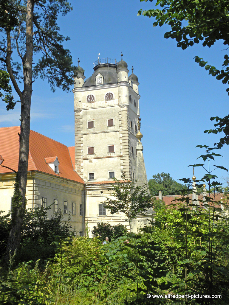 https://mdw-travel-data-us-east-1.s3.amazonaws.com/img/country/Austria/Schloss-Greillenstein/img_01.jpg