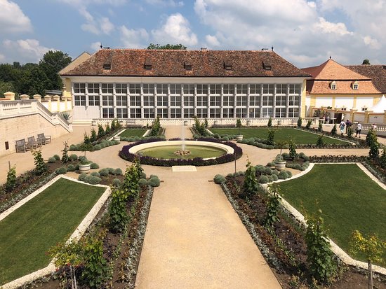 https://mdw-travel-data-us-east-1.s3.amazonaws.com/img/country/Austria/Schloss-Hof/img_01.jpg