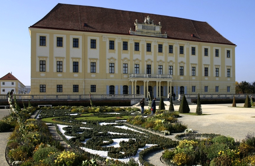 https://mdw-travel-data-us-east-1.s3.amazonaws.com/img/country/Austria/Schloss-Hof/img_03.jpg