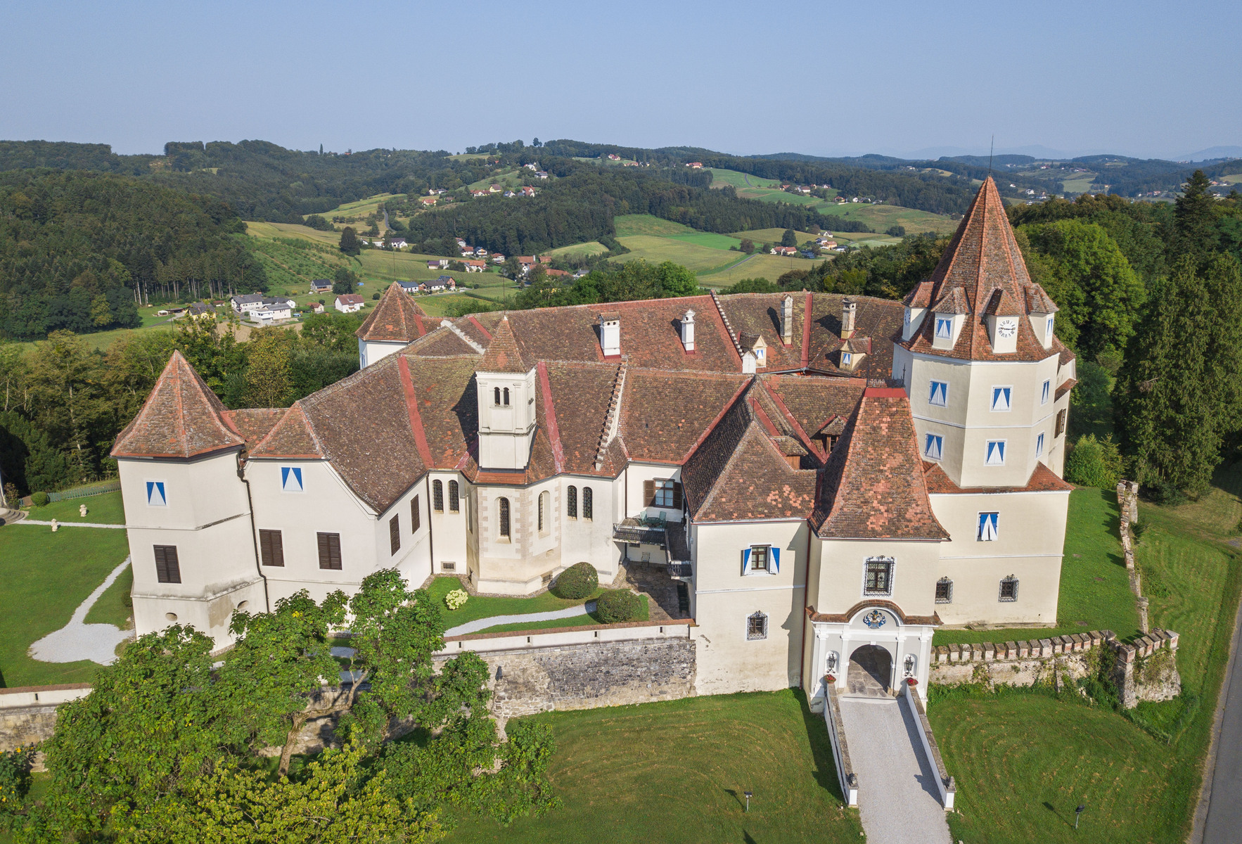 https://mdw-travel-data-us-east-1.s3.amazonaws.com/img/country/Austria/Schloss-Kornberg/img_02.jpg