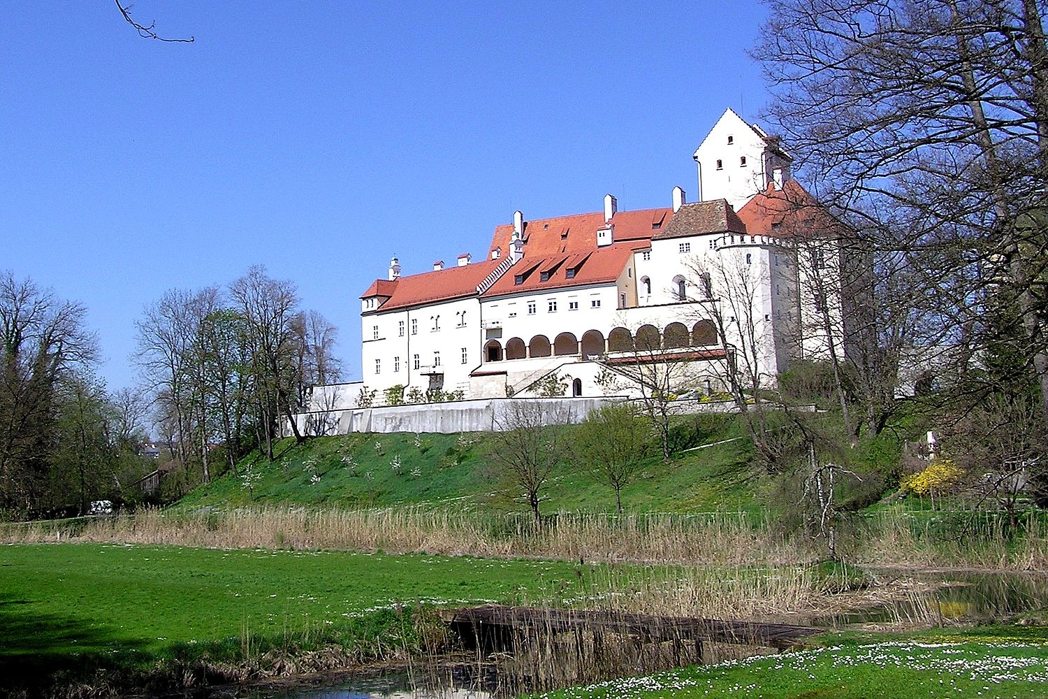 https://mdw-travel-data-us-east-1.s3.amazonaws.com/img/country/Austria/Schloss-Seefeld/img_01.jpg