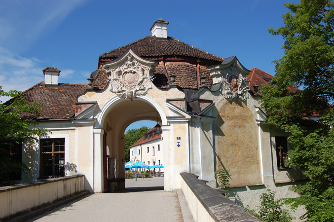 https://mdw-travel-data-us-east-1.s3.amazonaws.com/img/country/Austria/Schloss-Seefeld/img_02.jpg