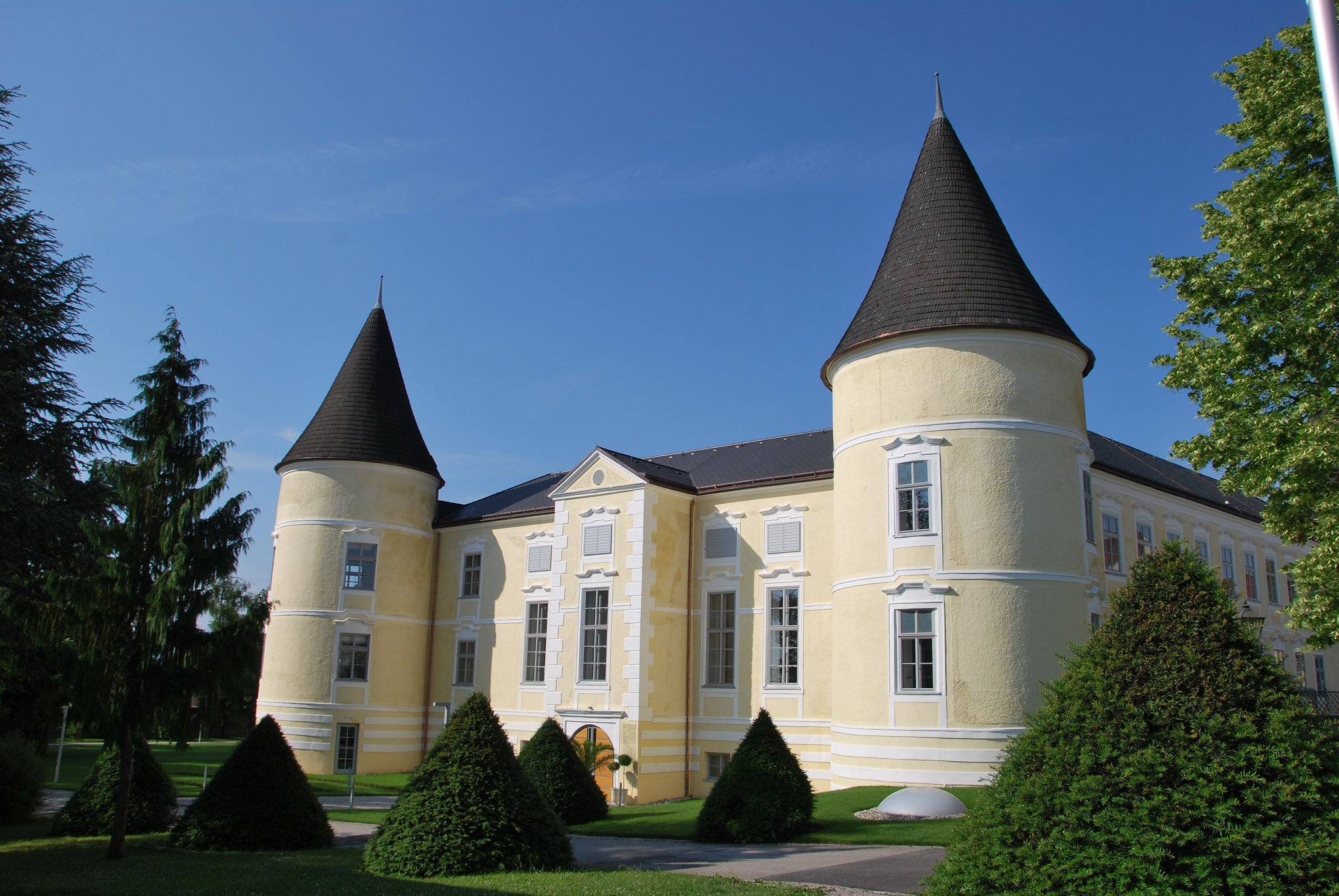 https://mdw-travel-data-us-east-1.s3.amazonaws.com/img/country/Austria/Schloss-Weinzierl/img_02.jpg