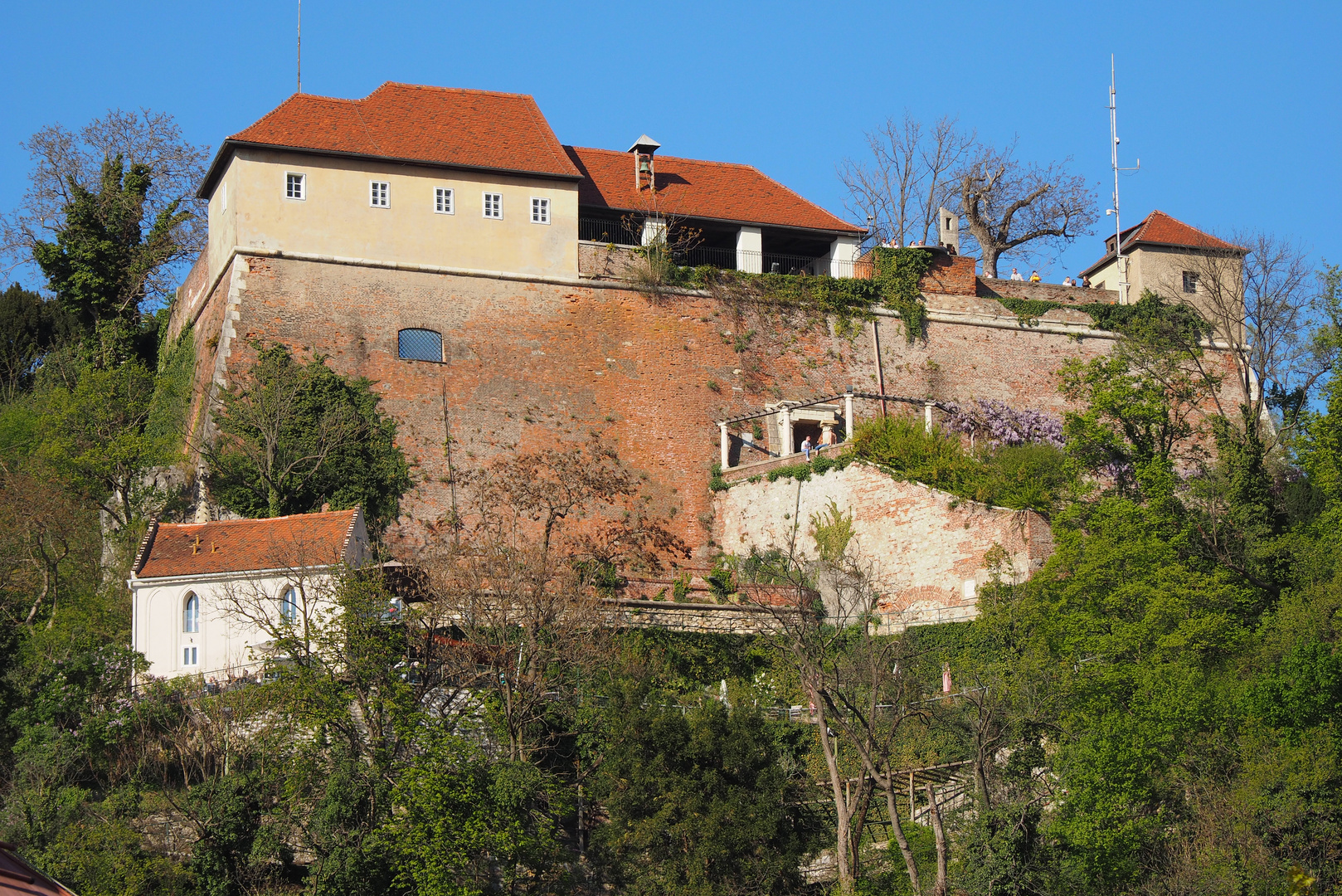 https://mdw-travel-data-us-east-1.s3.amazonaws.com/img/country/Austria/Schlossberg/img_01.jpg