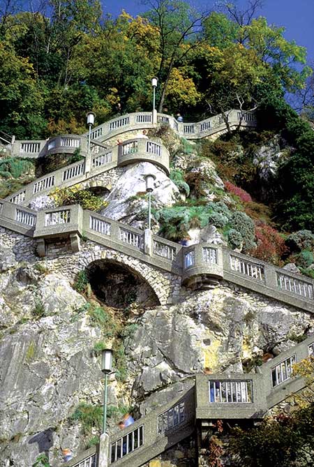 https://mdw-travel-data-us-east-1.s3.amazonaws.com/img/country/Austria/Schlossberg/img_05.jpg