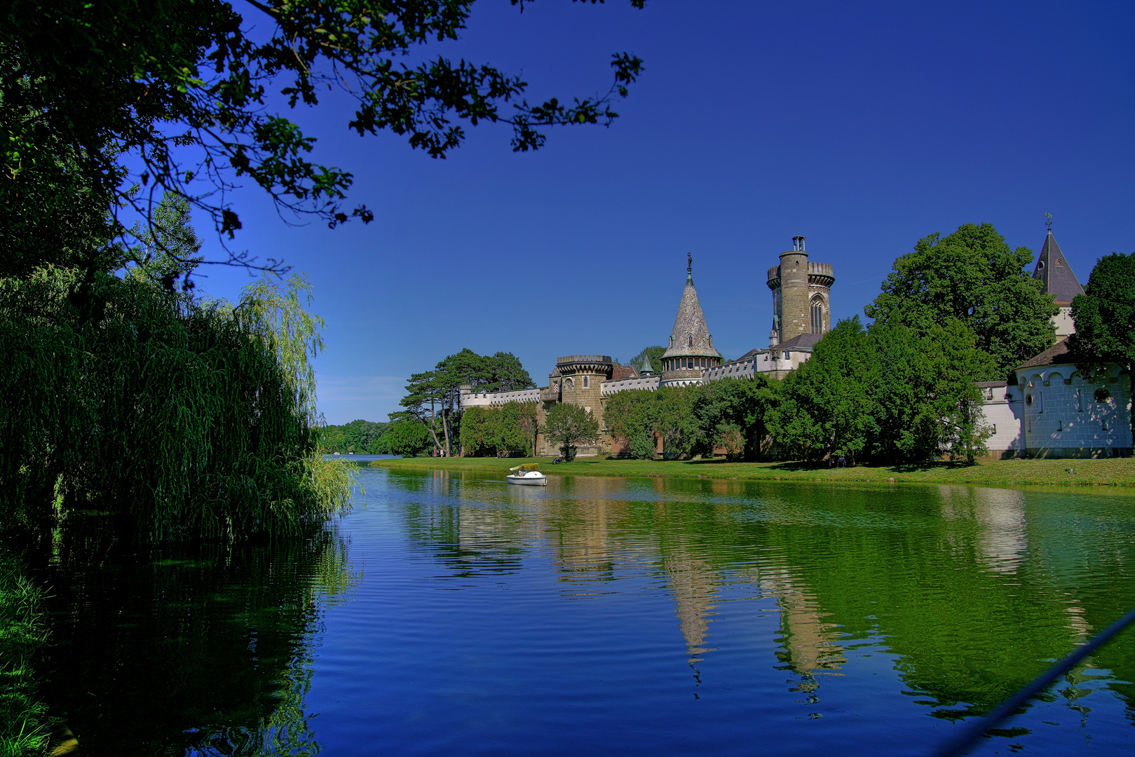 https://mdw-travel-data-us-east-1.s3.amazonaws.com/img/country/Austria/Schlosspark-Laxenburg/img_04.jpg
