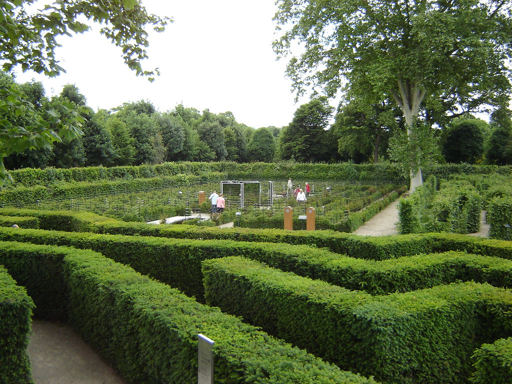 https://mdw-travel-data-us-east-1.s3.amazonaws.com/img/country/Austria/Schonbrunn-Maze/img_03.jpg