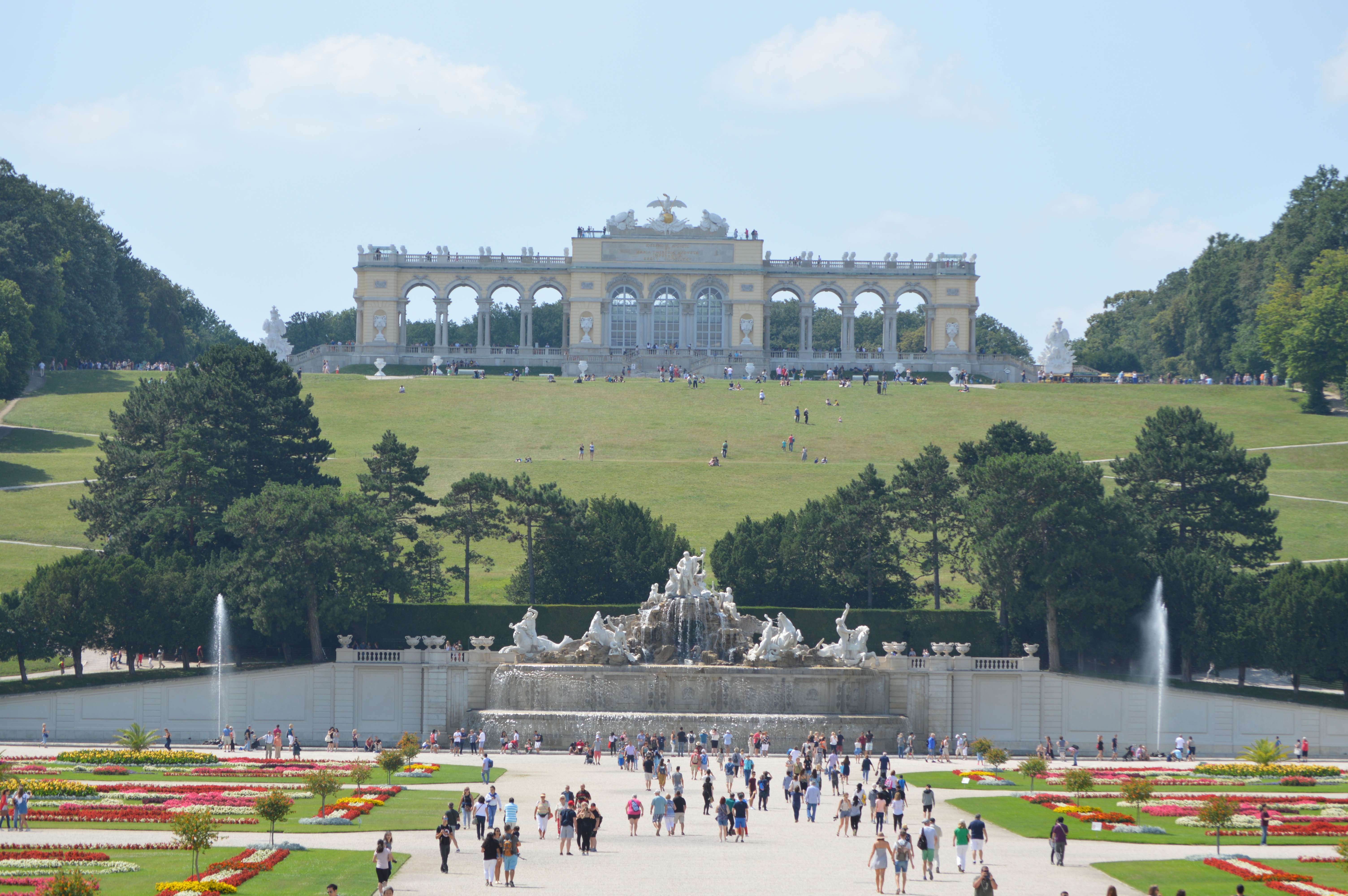 https://mdw-travel-data-us-east-1.s3.amazonaws.com/img/country/Austria/Schonbrunn-Palace/img_01.jpg