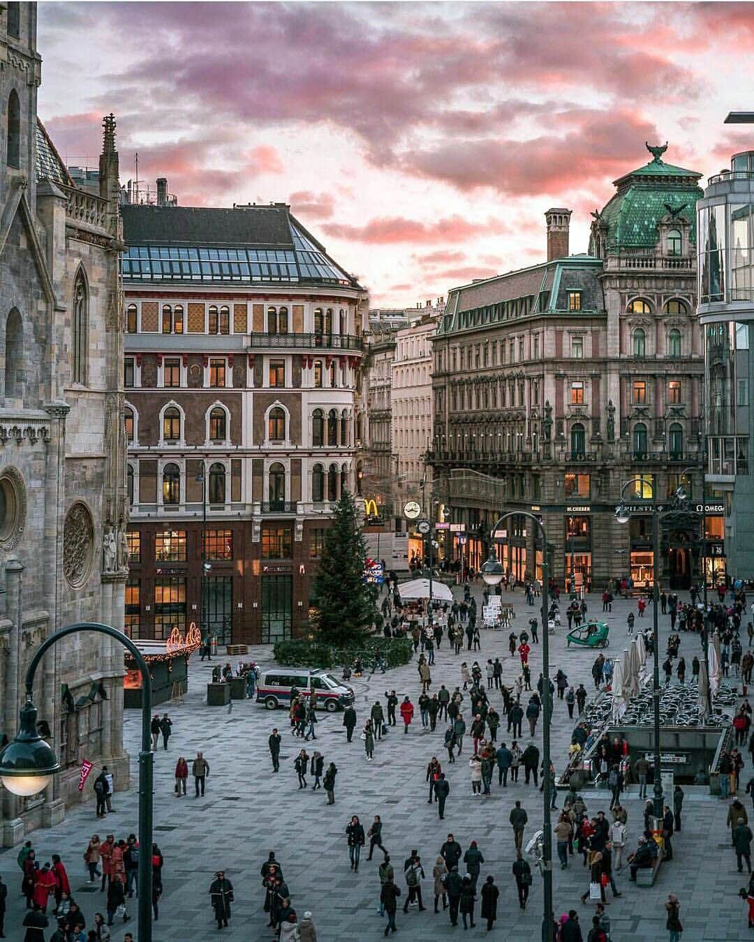 https://mdw-travel-data-us-east-1.s3.amazonaws.com/img/country/Austria/Sisis-Path/img_00.jpg
