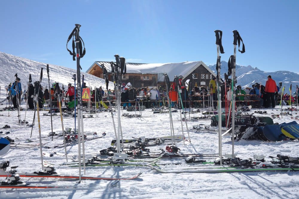 https://mdw-travel-data-us-east-1.s3.amazonaws.com/img/country/Austria/Ski-Arlberg/img_02.jpg