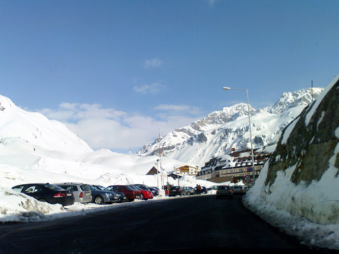 https://mdw-travel-data-us-east-1.s3.amazonaws.com/img/country/Austria/Ski-Arlberg/img_03.jpg