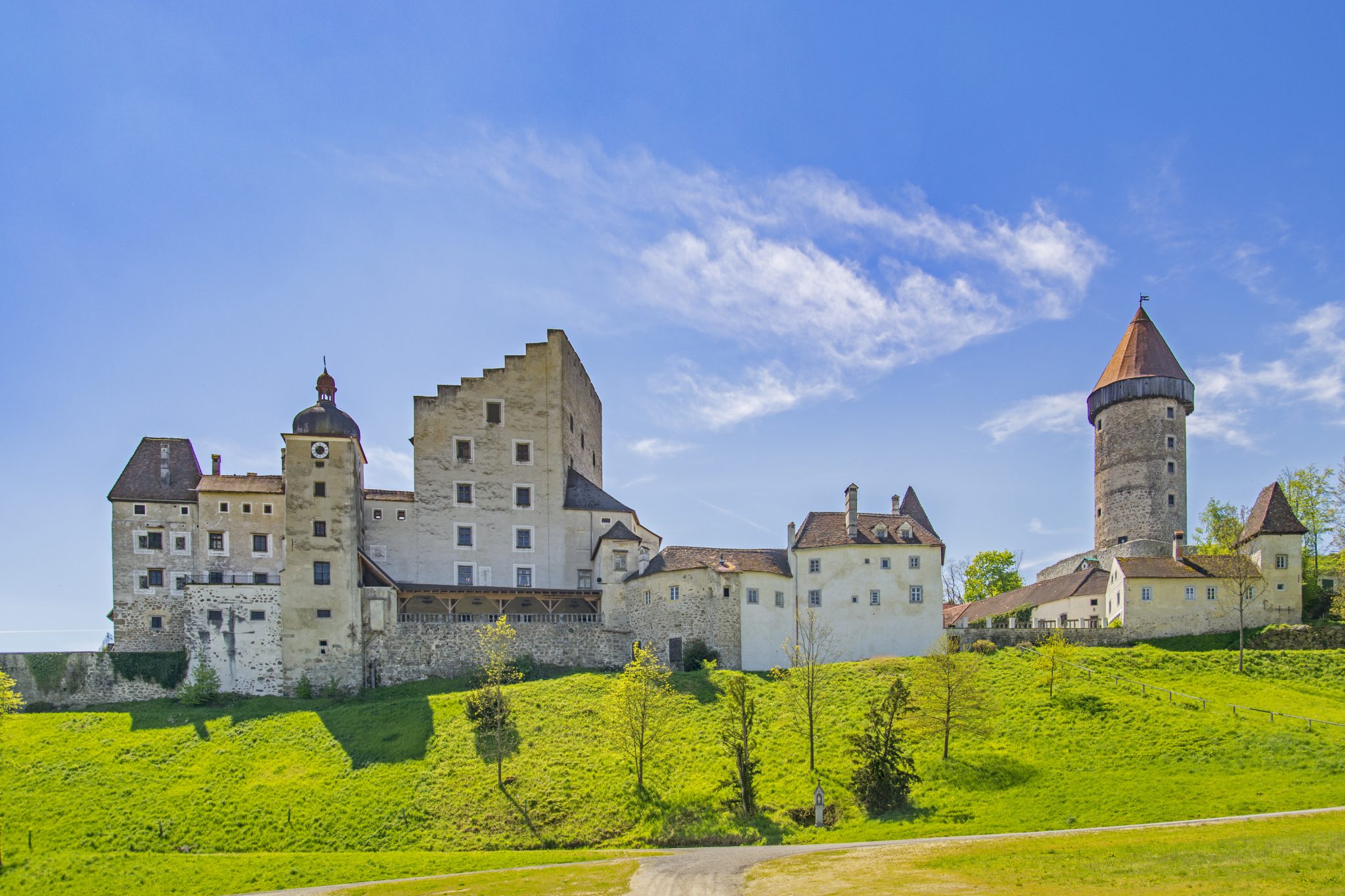 https://mdw-travel-data-us-east-1.s3.amazonaws.com/img/country/Austria/Sonntagberg-Basilica/img_02.jpg