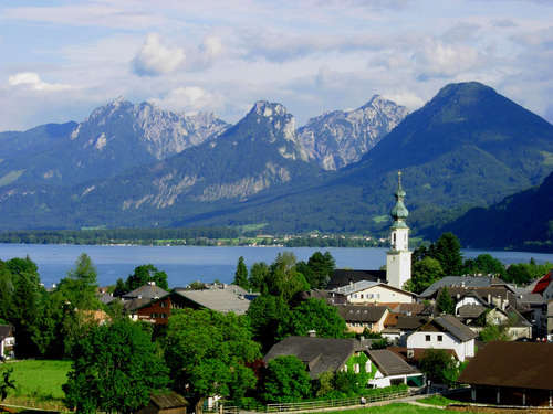 https://mdw-travel-data-us-east-1.s3.amazonaws.com/img/country/Austria/St-Gilgen-Mozartplatz/img_02.jpg