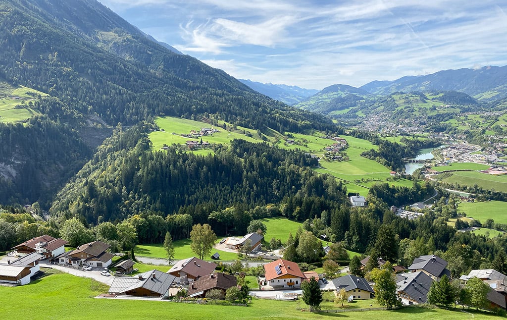 https://mdw-travel-data-us-east-1.s3.amazonaws.com/img/country/Austria/St-Johann-im-Pongau-Market/img_03.jpg