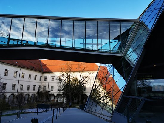 https://mdw-travel-data-us-east-1.s3.amazonaws.com/img/country/Austria/Stadtmuseum-Linz/img_02.jpg