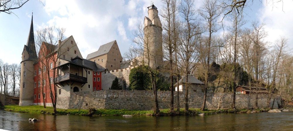 https://mdw-travel-data-us-east-1.s3.amazonaws.com/img/country/Austria/Stein-Castle/img_00.jpg