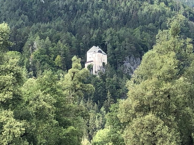 https://mdw-travel-data-us-east-1.s3.amazonaws.com/img/country/Austria/Stein-Castle/img_01.jpg