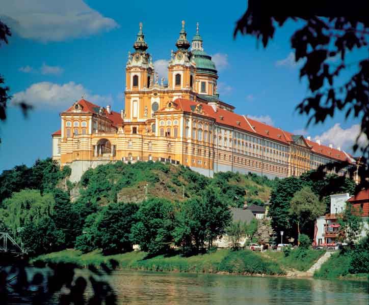 https://mdw-travel-data-us-east-1.s3.amazonaws.com/img/country/Austria/Stift-Melk/img_01.jpg