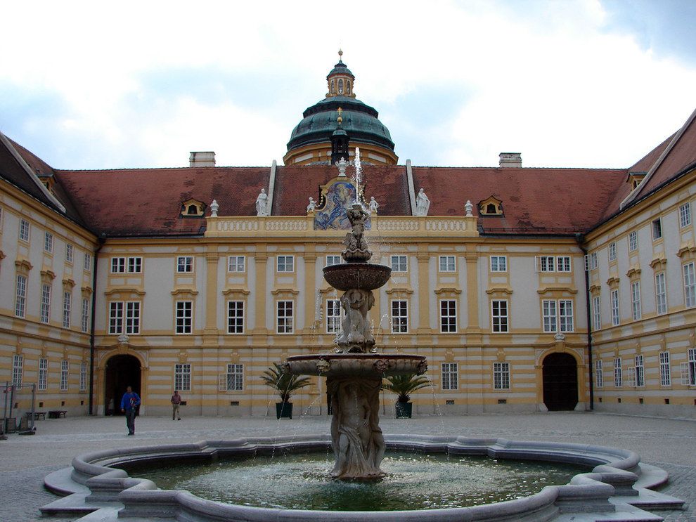 https://mdw-travel-data-us-east-1.s3.amazonaws.com/img/country/Austria/Stift-Melk/img_02.jpg