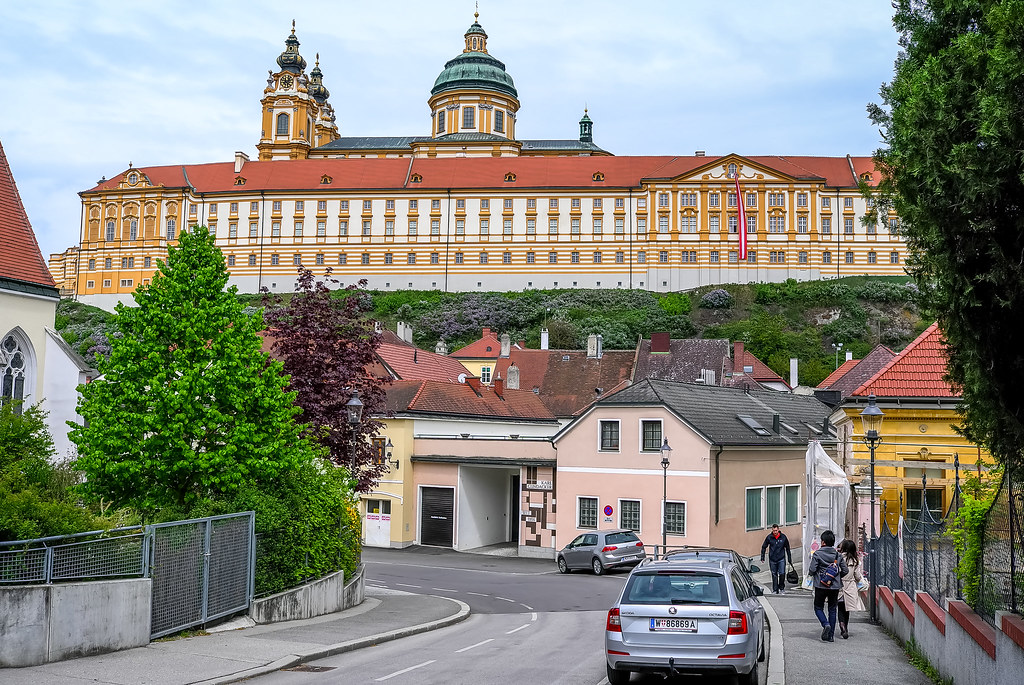 https://mdw-travel-data-us-east-1.s3.amazonaws.com/img/country/Austria/Stift-Melk/img_03.jpg