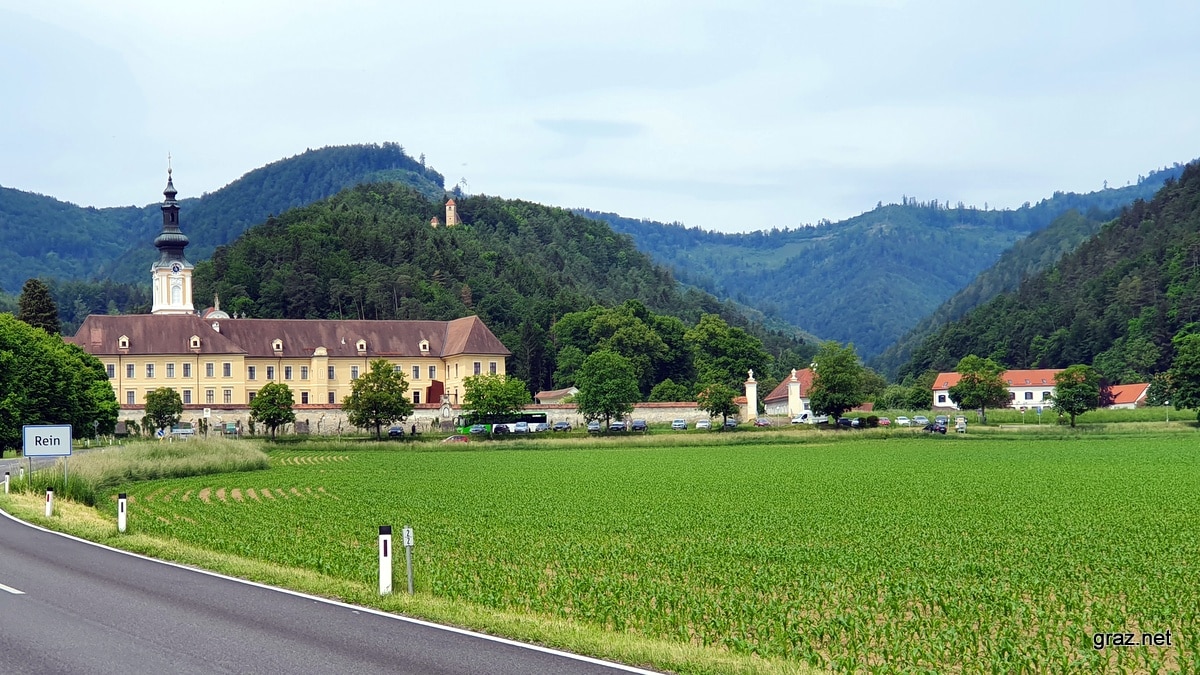 https://mdw-travel-data-us-east-1.s3.amazonaws.com/img/country/Austria/Stift-Rein/img_01.jpg