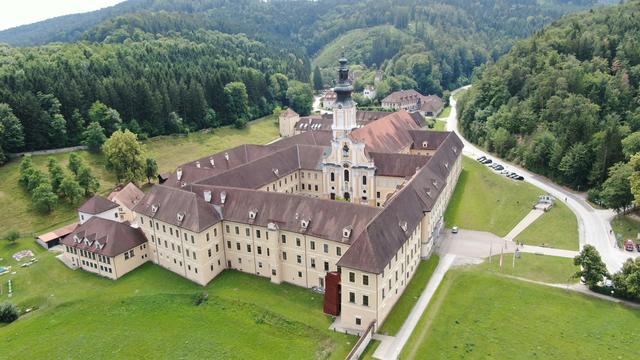 https://mdw-travel-data-us-east-1.s3.amazonaws.com/img/country/Austria/Stift-Rein/img_03.jpg