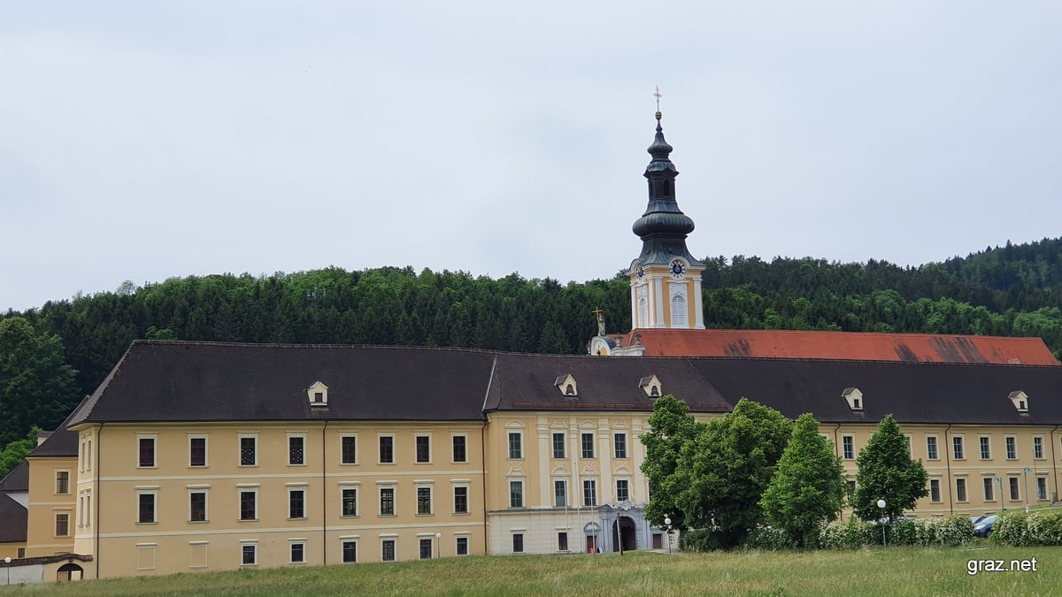 https://mdw-travel-data-us-east-1.s3.amazonaws.com/img/country/Austria/Stift-Rein/img_04.jpg