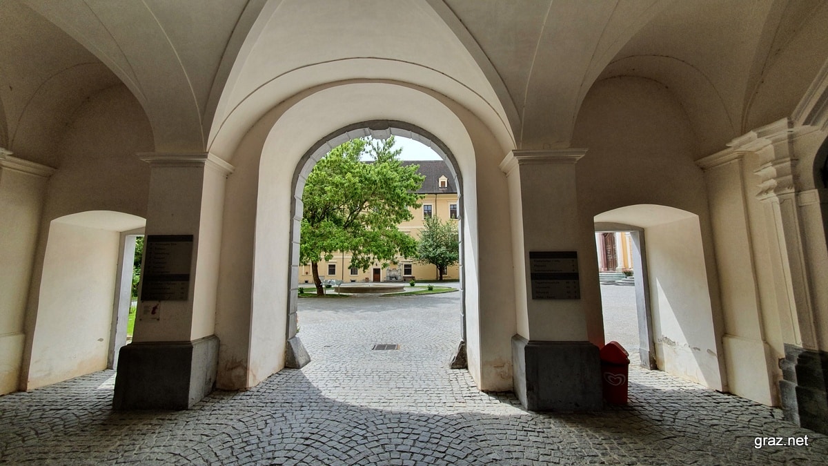 https://mdw-travel-data-us-east-1.s3.amazonaws.com/img/country/Austria/Stift-Rein/img_05.jpg