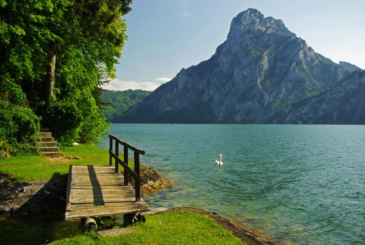 https://mdw-travel-data-us-east-1.s3.amazonaws.com/img/country/Austria/Traunsee-Lake/img_02.jpg