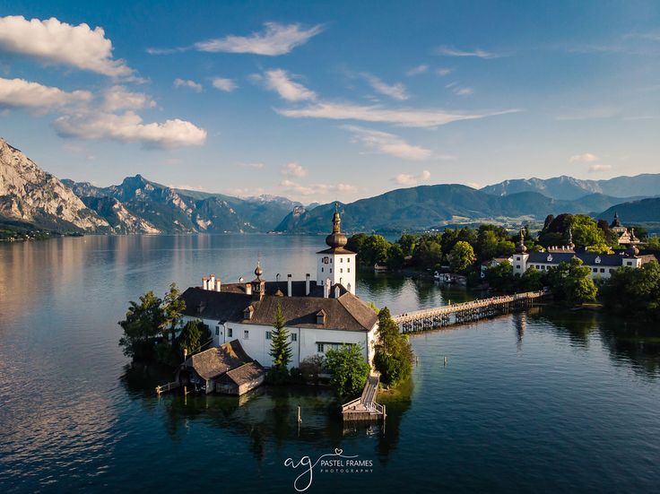 https://mdw-travel-data-us-east-1.s3.amazonaws.com/img/country/Austria/Traunsee-Lake/img_03.jpg