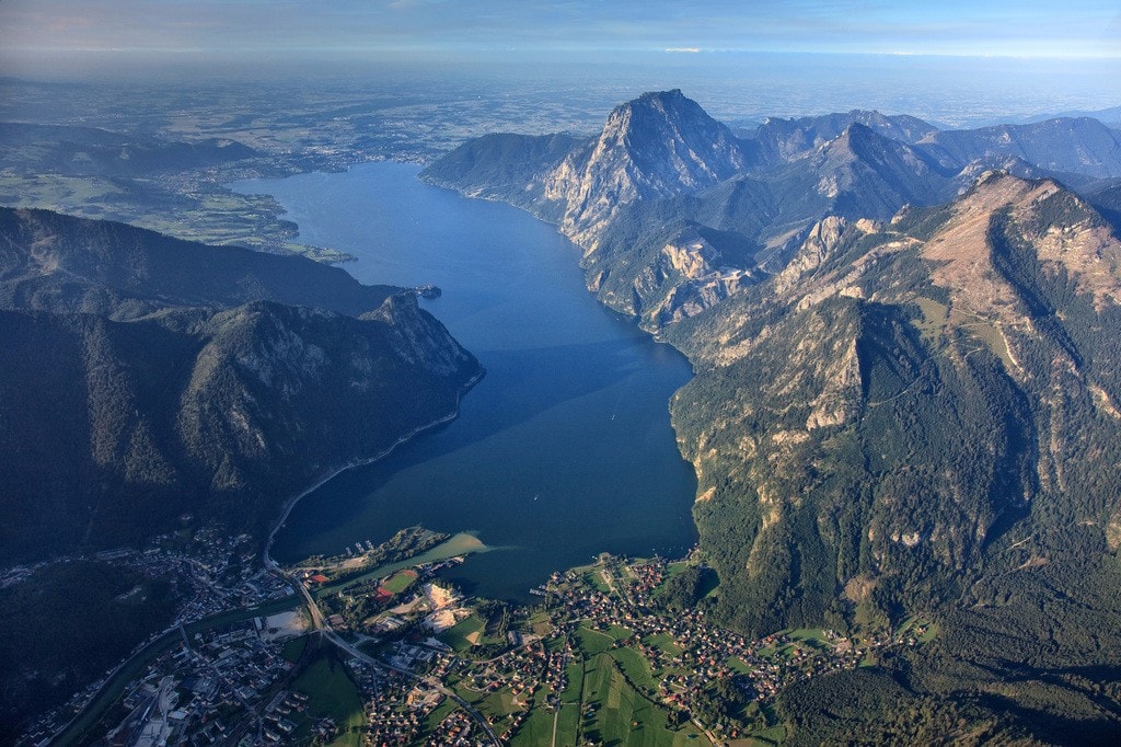 https://mdw-travel-data-us-east-1.s3.amazonaws.com/img/country/Austria/Traunsee/img_03.jpg