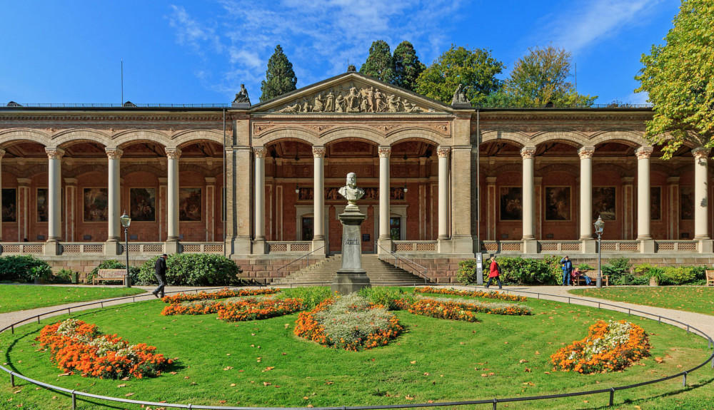 https://mdw-travel-data-us-east-1.s3.amazonaws.com/img/country/Austria/Trinkhalle/img_01.jpg