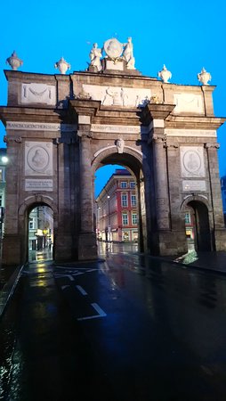 https://mdw-travel-data-us-east-1.s3.amazonaws.com/img/country/Austria/Triumphpforte/img_00.jpg