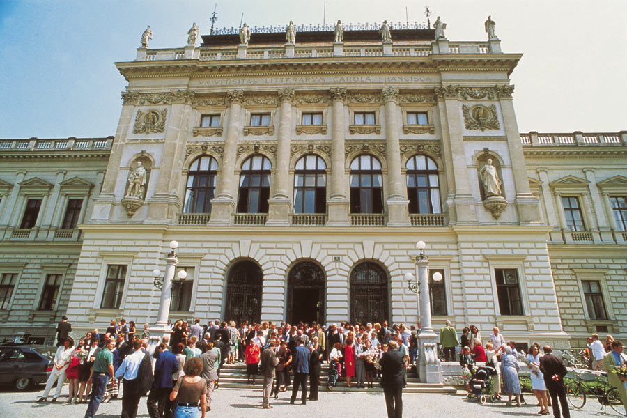 https://mdw-travel-data-us-east-1.s3.amazonaws.com/img/country/Austria/University-of-Graz/img_02.jpg