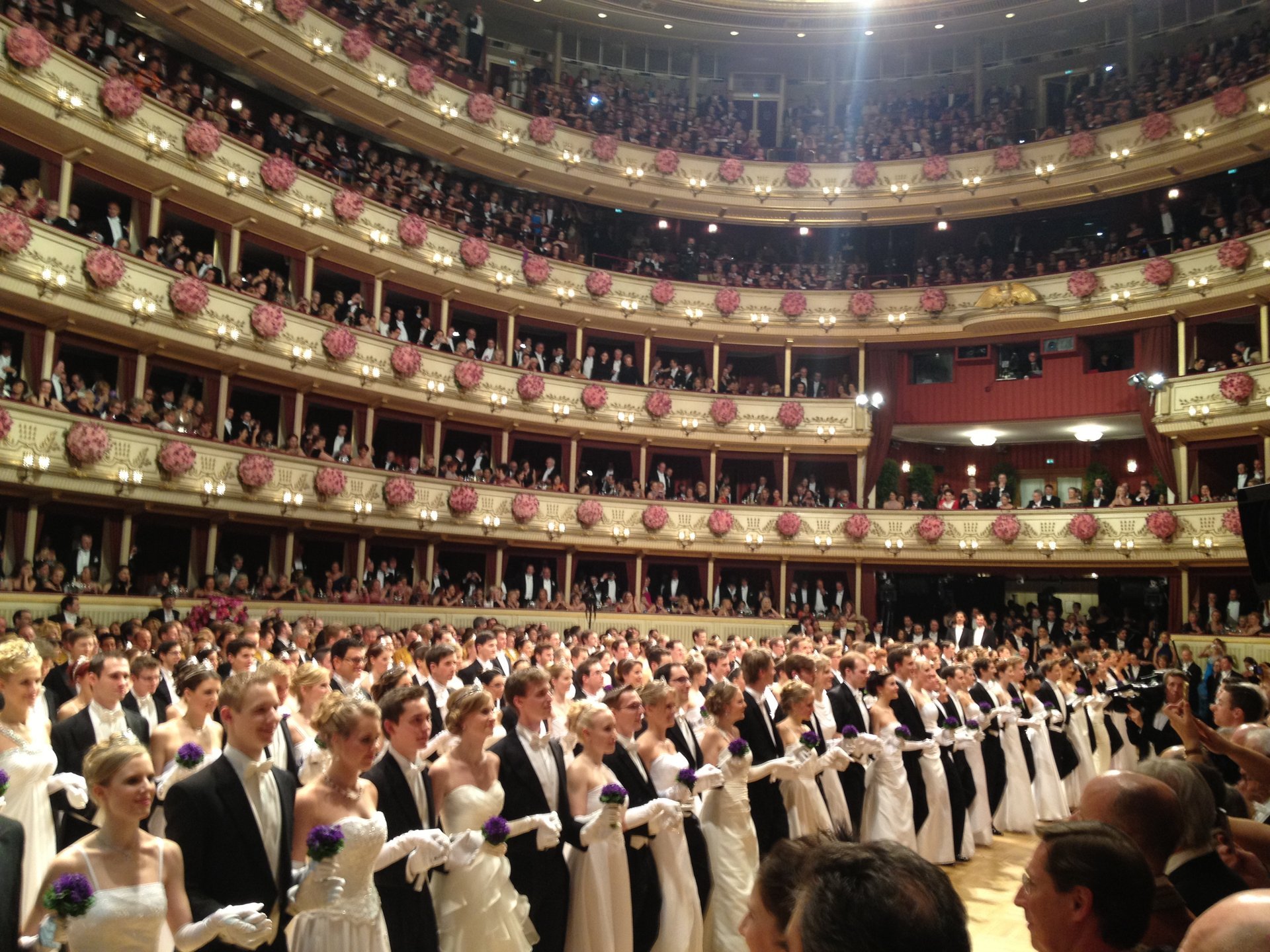 https://mdw-travel-data-us-east-1.s3.amazonaws.com/img/country/Austria/Vienna-Opera-Ball/img_00.jpg