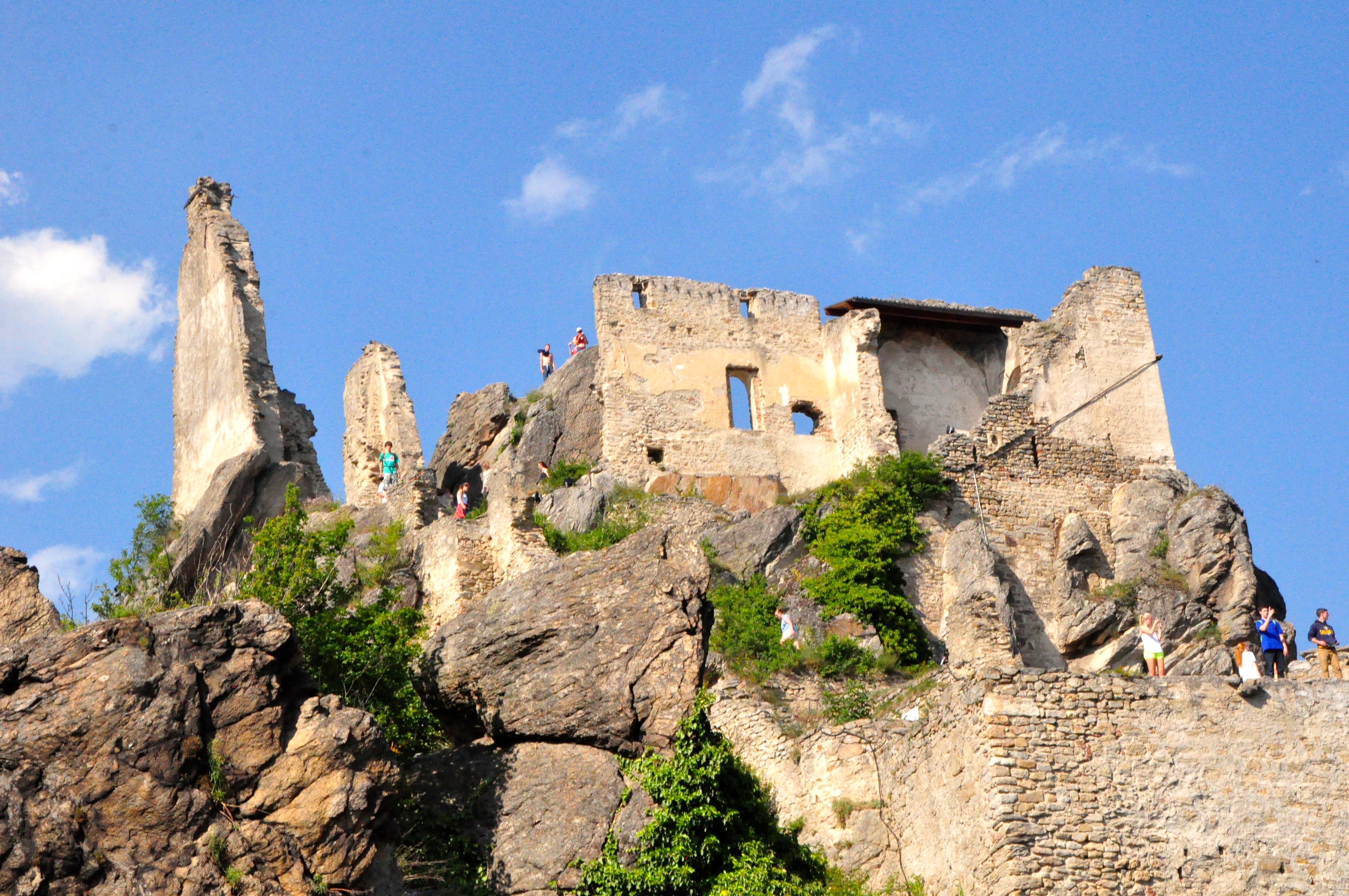 https://mdw-travel-data-us-east-1.s3.amazonaws.com/img/country/Austria/Wachau-Valley/img_01.jpg