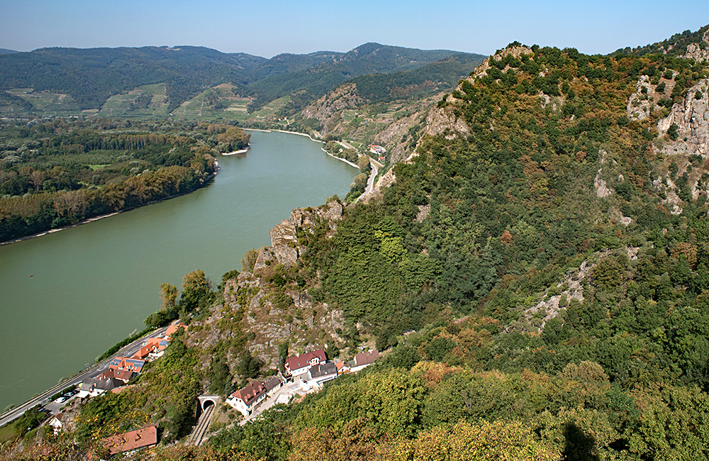 https://mdw-travel-data-us-east-1.s3.amazonaws.com/img/country/Austria/Wachau/img_01.jpg