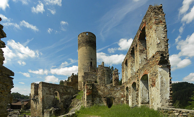 https://mdw-travel-data-us-east-1.s3.amazonaws.com/img/country/Austria/Wels-Castle/img_02.jpg